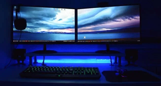 Jak zjistím, zda můj počítač podporuje dva monitory?