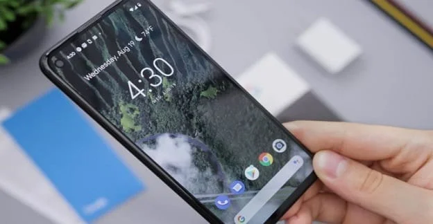 Как да изключите мигащата бяла точка на Pixel 5?