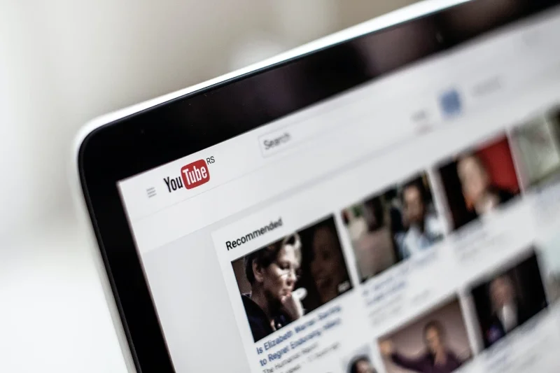 Si të vendosni rikujtuesit e shikimit në YouTube
