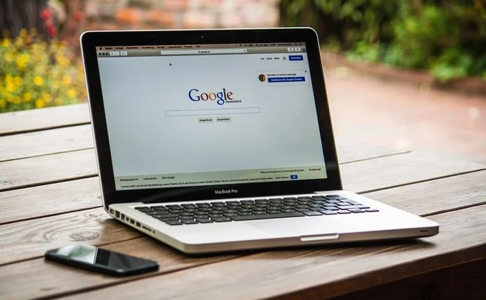 Si të krijoni dhe menaxhoni një kronologji të Google