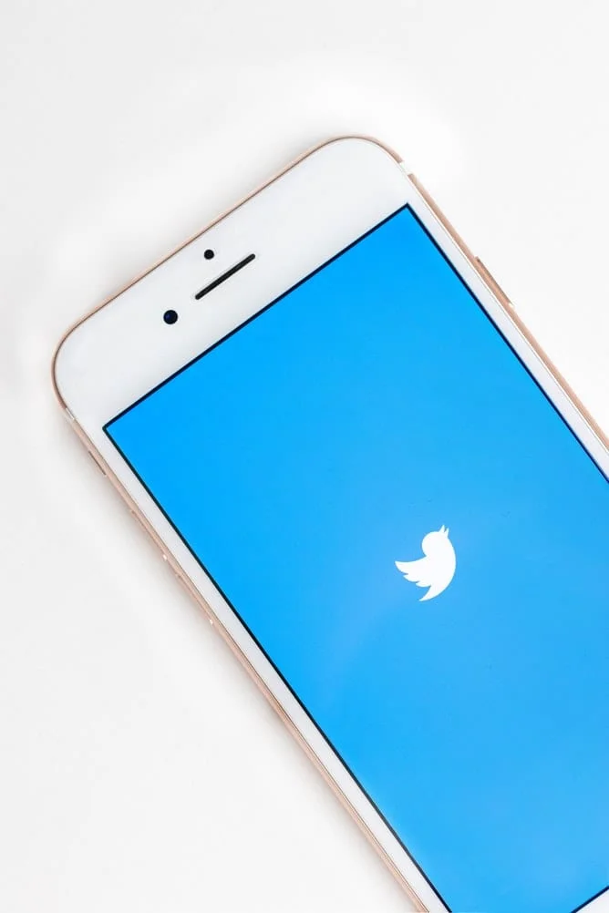 Как да следвате потребители на Twitter без акаунт