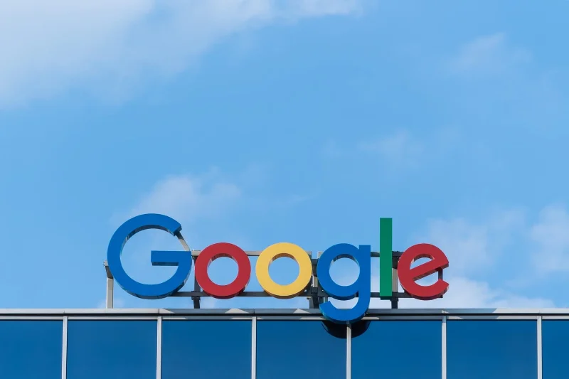 Докладване на фалшиви новини в Google Discover