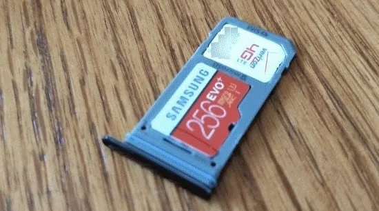 Galaxy Note8: Поставете и извадете тавата за SIM/SD карта