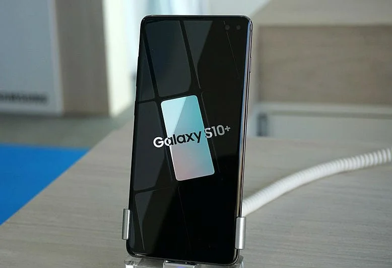 Поставете и извадете SIM карта и SD карта на Samsung Galaxy S10