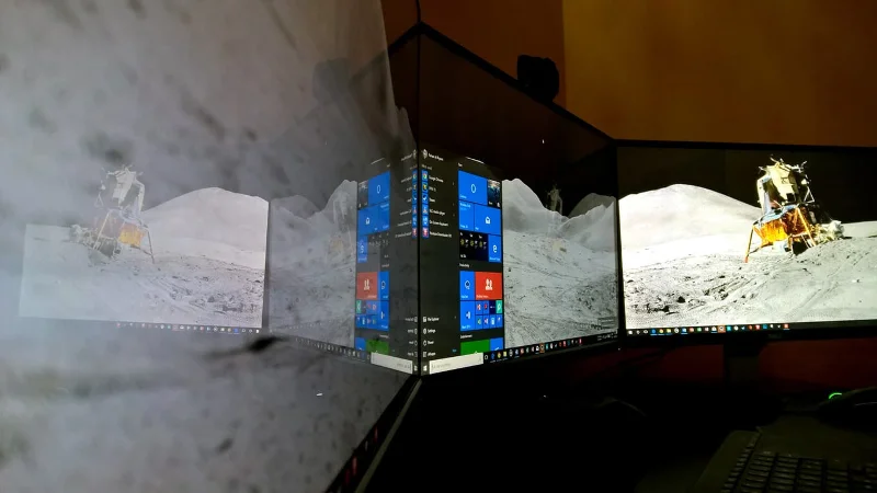 Задайте различни тапети за множество монитори в Windows 10