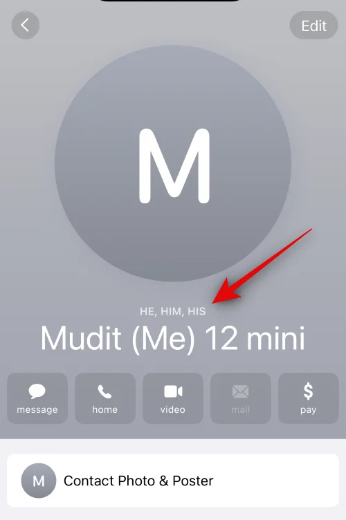 Slik legger du til pronomen for en kontakt på iOS 17