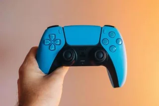 Slik sjekker du PS5 DualSense-kontrollerens batterinivå