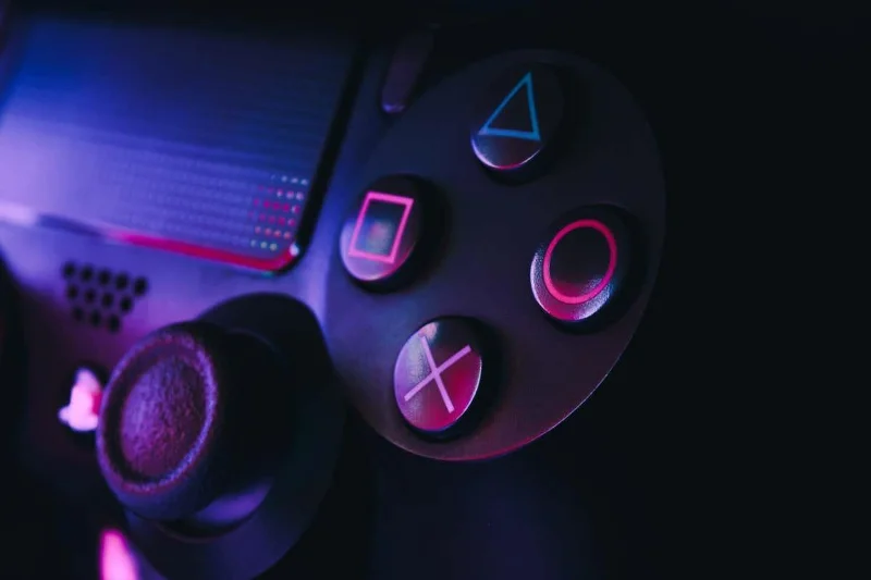 Защо вашият PS4 DualShock контролер мига в бяло, синьо, червено и оранжево