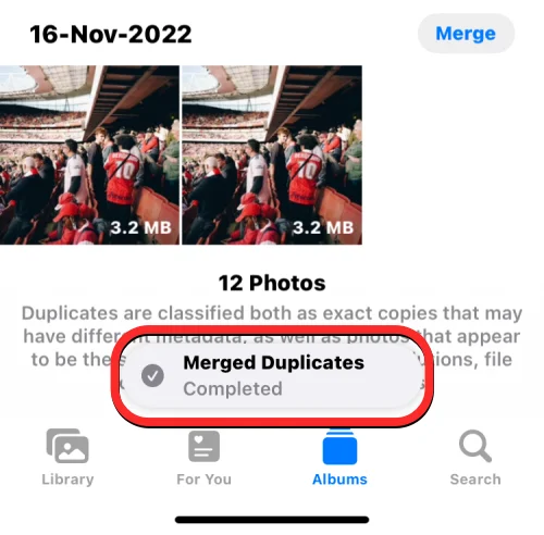 Az ismétlődő fényképek egyesítése iPhone-on