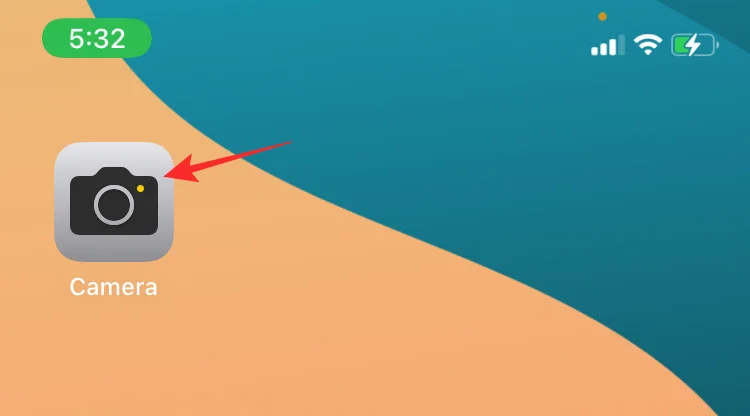 Mi az a sárga pont a fényképezőgépem ikonján?