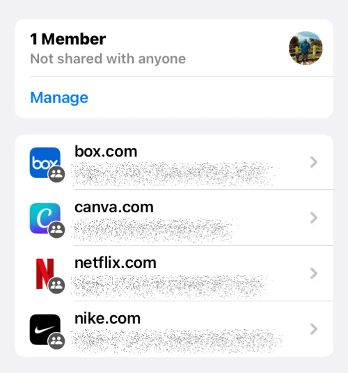 A jelszavak biztonságos megosztása a családdal az iPhone készüléken iOS 17 rendszeren