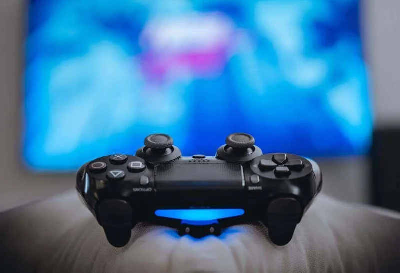 Защо вашият PS4 DualShock контролер мига в бяло, синьо, червено и оранжево