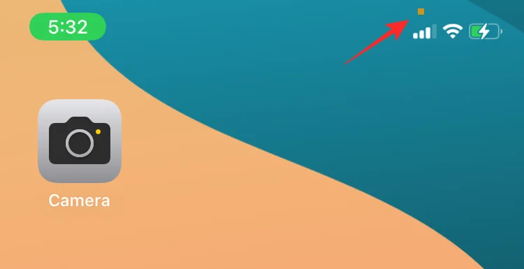 Mi az a sárga pont a fényképezőgépem ikonján?