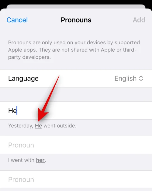 Slik legger du til pronomen for en kontakt på iOS 17