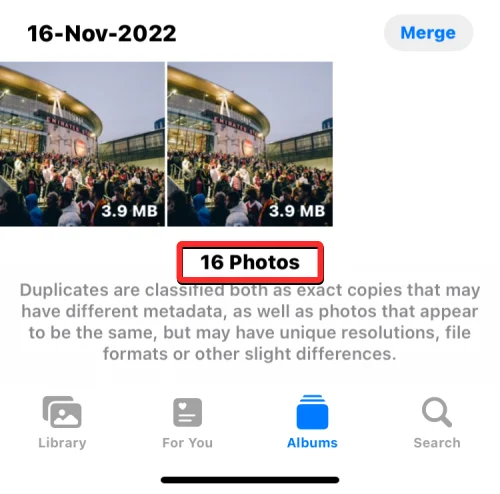Az ismétlődő fényképek egyesítése iPhone-on