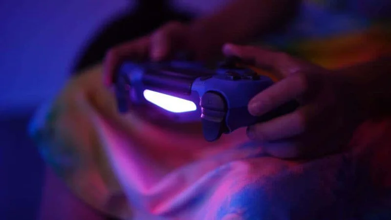 Защо вашият PS4 DualShock контролер мига в бяло, синьо, червено и оранжево