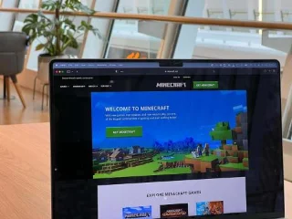 Hvordan bryte berggrunnsblokker i Minecraft