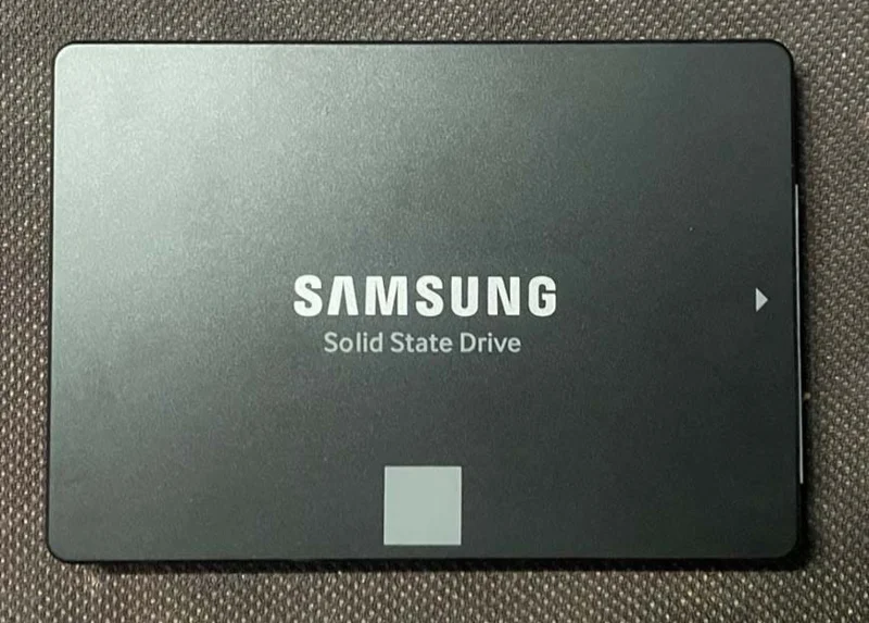 Hur man installerar en SSD på stationära datorer och bärbara datorer