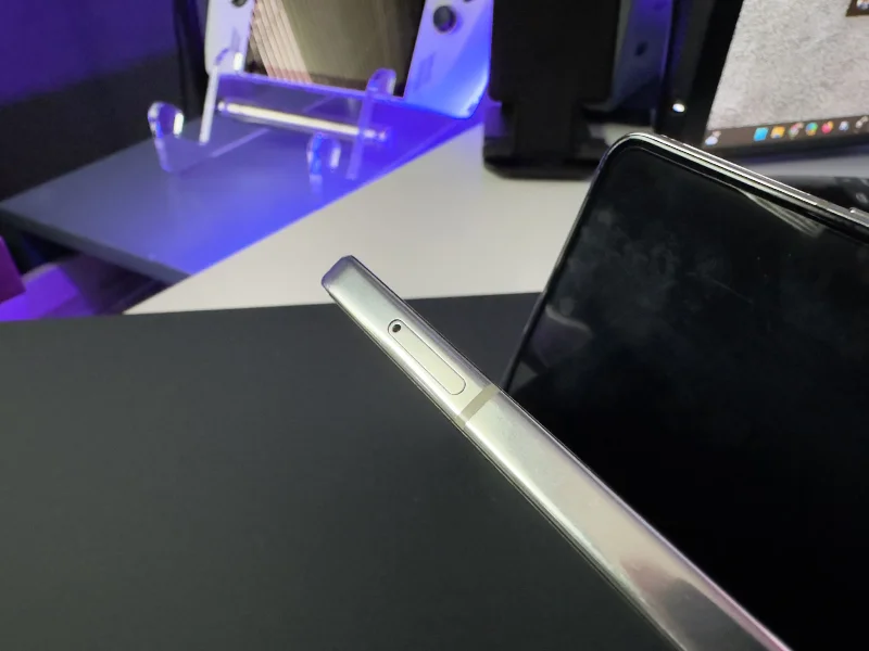 Kuinka lisätä ja poistaa SIM-kortti Samsung Galaxy Z Fold 5:stä