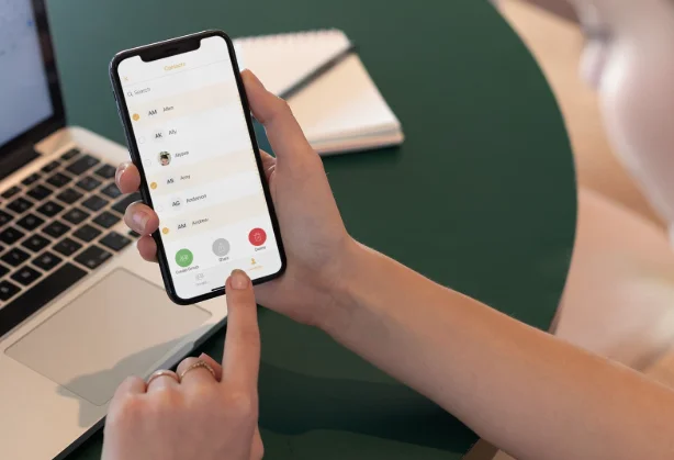Si të gjeni, bashkoni dhe fshini kontakte të dyfishta në iPhone