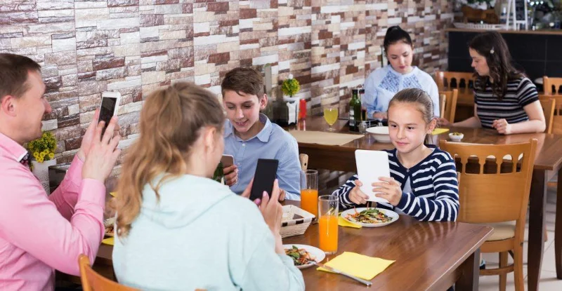 Какво е Phubbing?  И наистина ли е вредно?