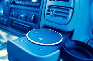 Как да настроите Echo Dot в колата, за да направите вашето изживяване по-лесно