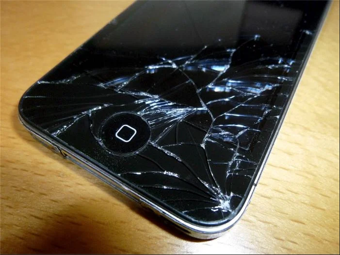 Apple патентова „брана“ за iPhone 8 без пукнатини