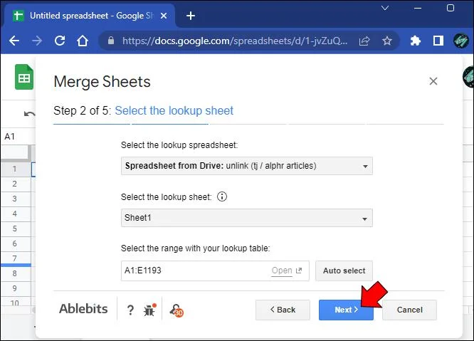 Slik slår du sammen faner i Google Sheets