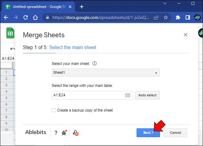 Slik slår du sammen faner i Google Sheets