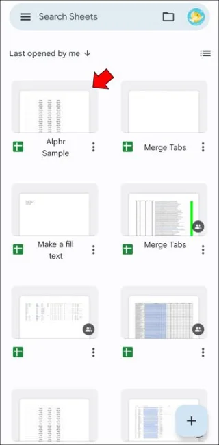 Slik slår du sammen faner i Google Sheets