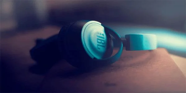 Как да сдвоите JBL слушалки с компютър, мобилно устройство или таблет