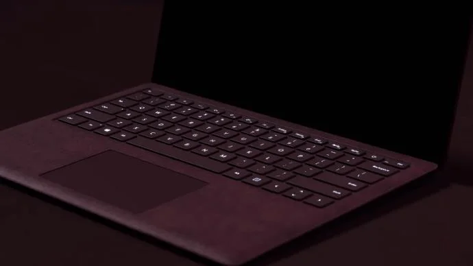 Surface Laptop 2 odhalený s celodenní baterií a černým povrchem