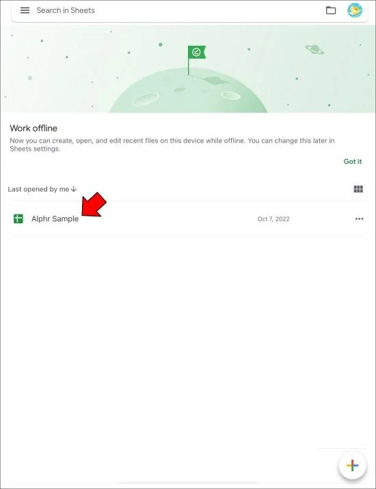 Slik slår du sammen faner i Google Sheets