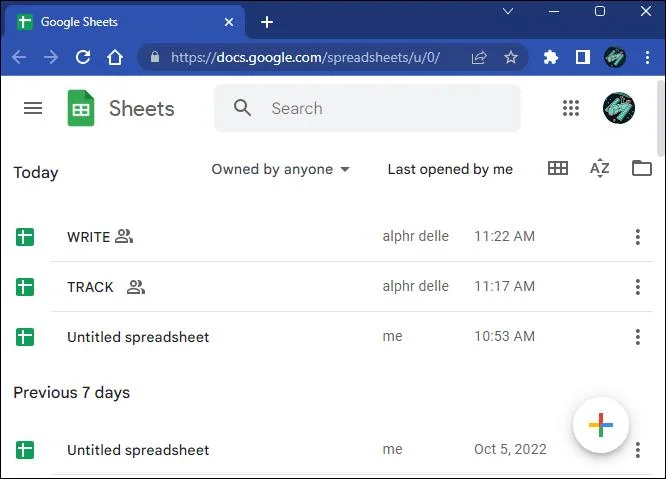 Slik slår du sammen faner i Google Sheets
