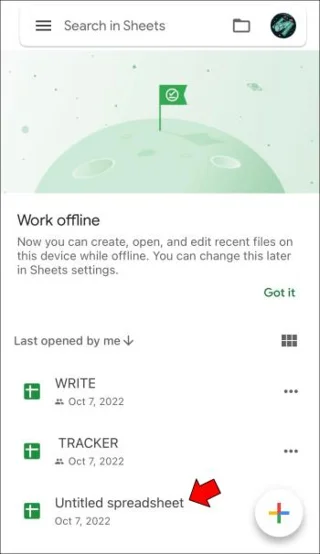 Slik slår du sammen faner i Google Sheets