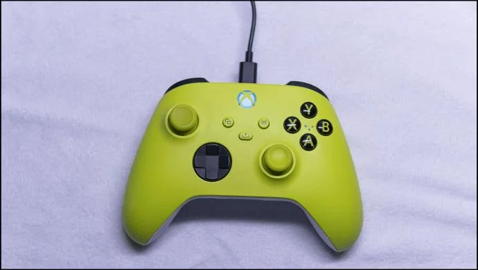 Как да свържете Xbox контролер към Xbox