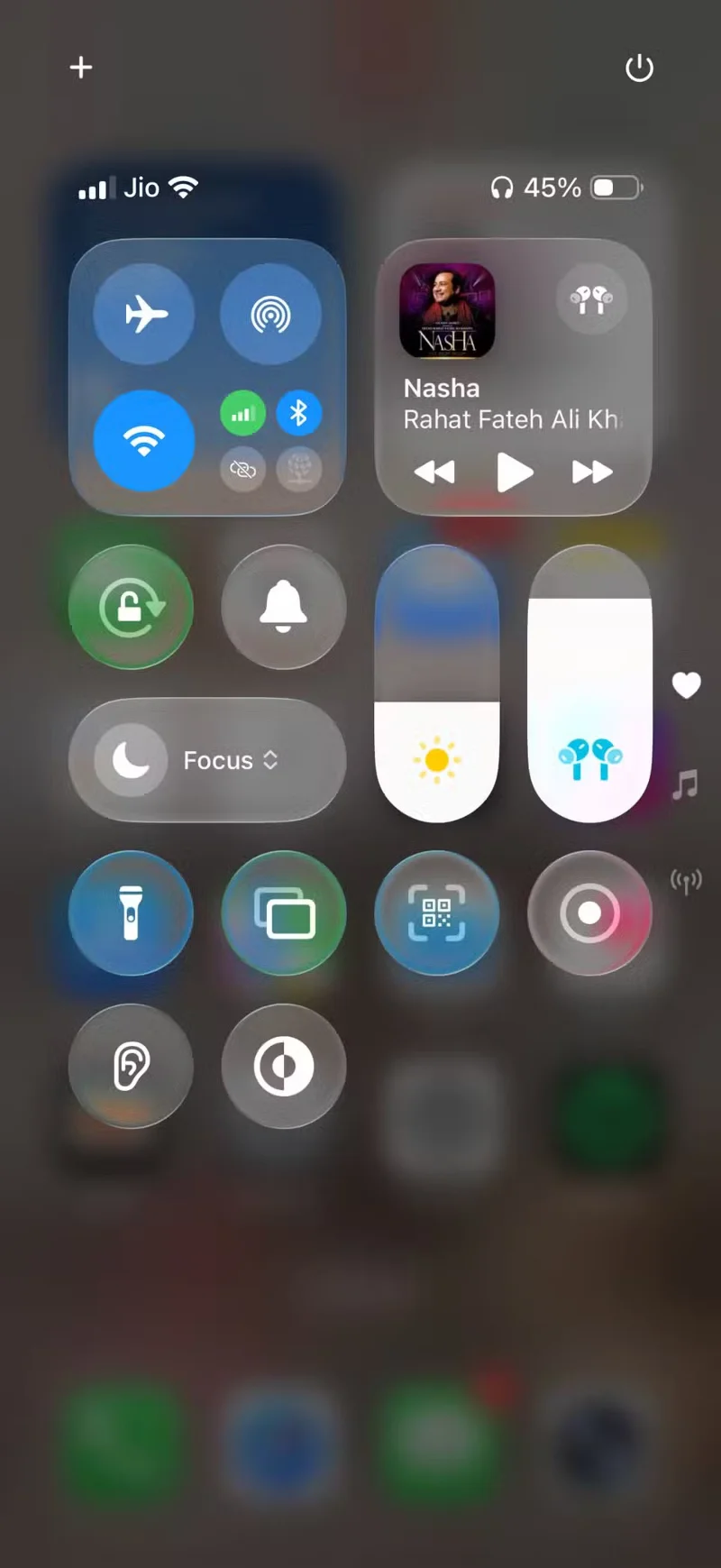 Jak používat funkci Upozornění na konverzaci a Živý poslech na AirPods