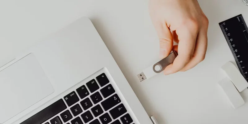 Sådan downloader, opdaterer og fejlfinder du USB-drivere i Windows 10