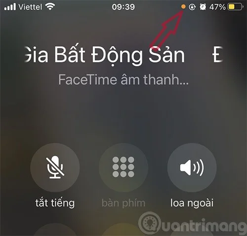 Какво представлява оранжевата и зелена точка в ъгъла на екрана на iPhone?