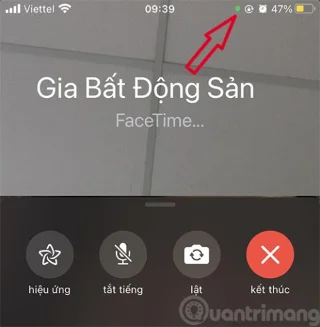 Co je to oranžovo-zelená tečka v rohu obrazovky iPhonu?