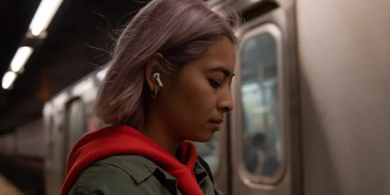 Jak používat funkci Upozornění na konverzaci a Živý poslech na AirPods