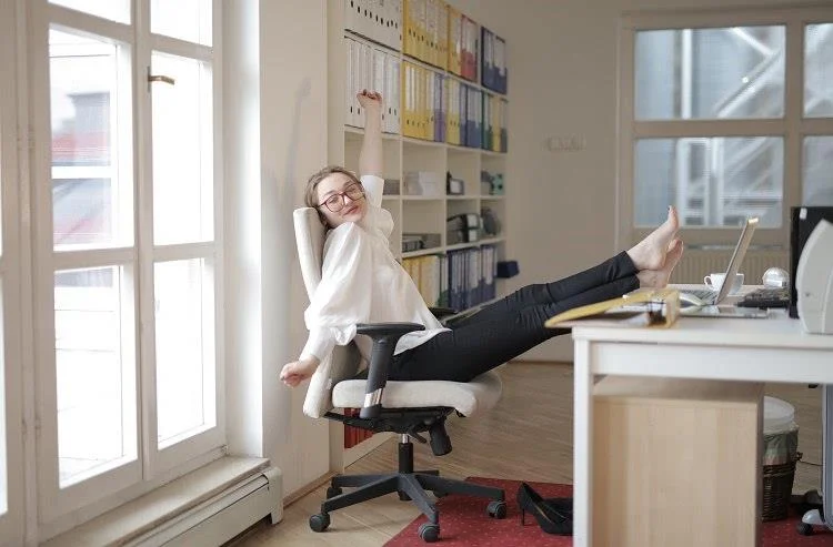 4 arsyet pse çdo punonjës zyre duhet të përdorë një karrige ergonomike