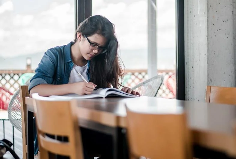Përdorimi i të dhënave të mëdha dhe analitikave parashikuese për të mbështetur suksesin e studentëve