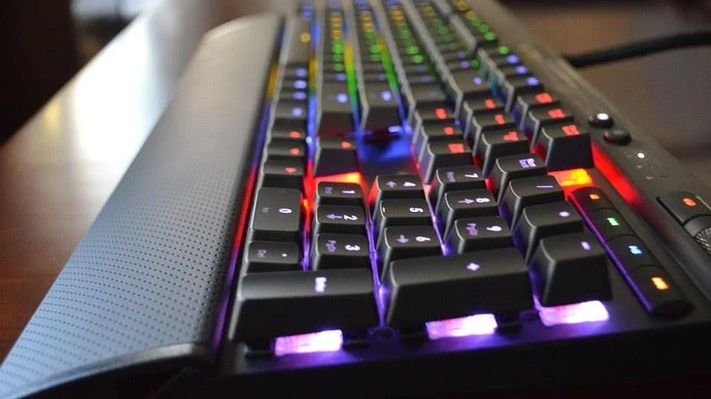 Si të ndryshoni ngjyrën në tastierën Corsair