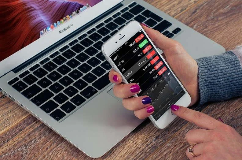 Rastoča uporaba tehnologije pri spremljanju financ